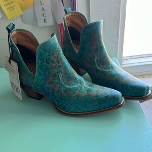 Womens sz 8 Myra booties